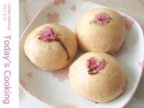 桜餡と桜の花で、春らしい饅頭にしました。